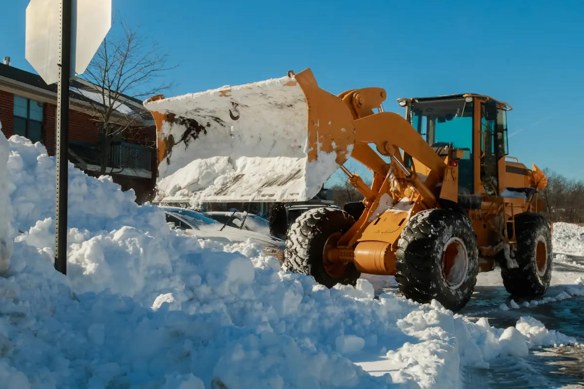 Financement rapide et facile pour l'équipement de déneigement 1 Snow removal vehicle removing snow - Véhicule de déneigement en train de déneiger.